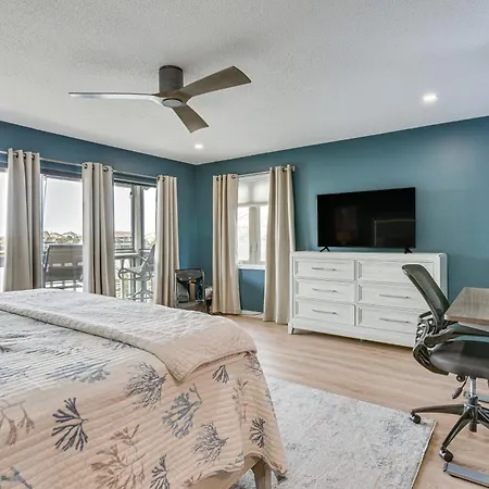 Beachy Lakefront Escape - Walk To The Shore!